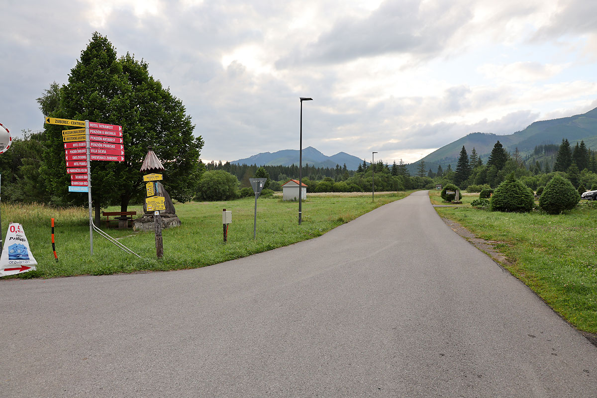 Początek żółtego szlaku, w tle Osobita