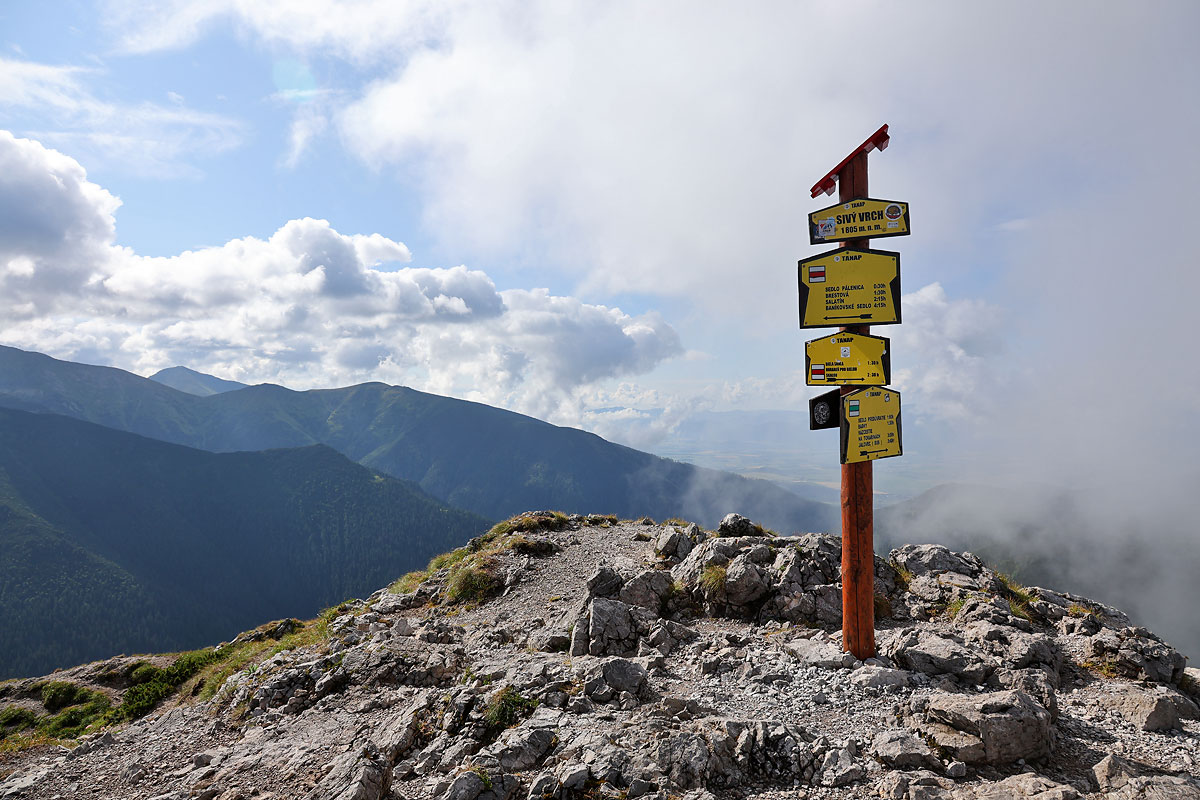 Siwy Wierch, w tle Baraniec