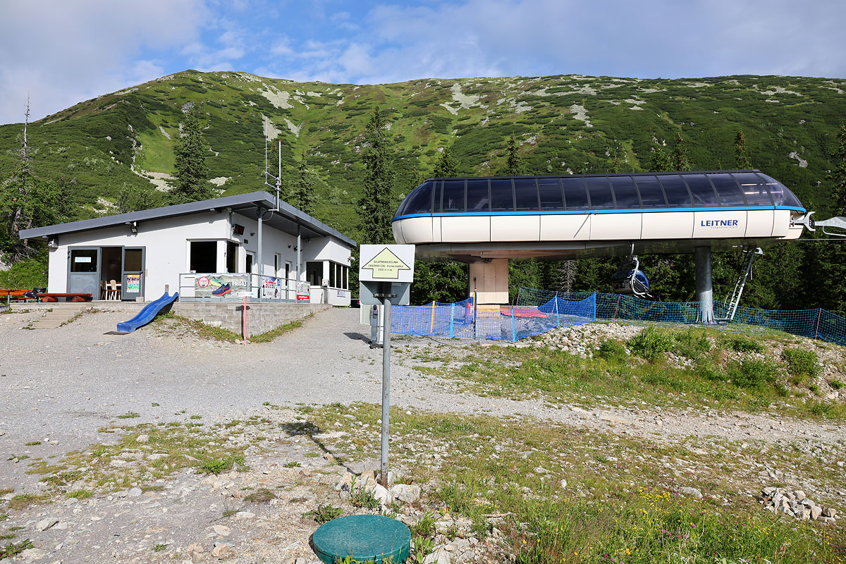 Górna stacja wyciągu, w tle Przedni Salatyn