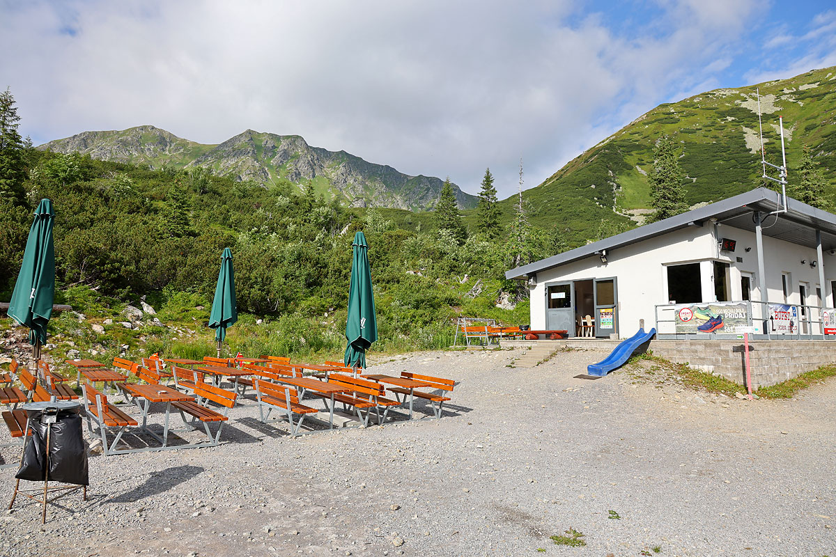 Górna stacja wyciągu, w tle  Salatyny