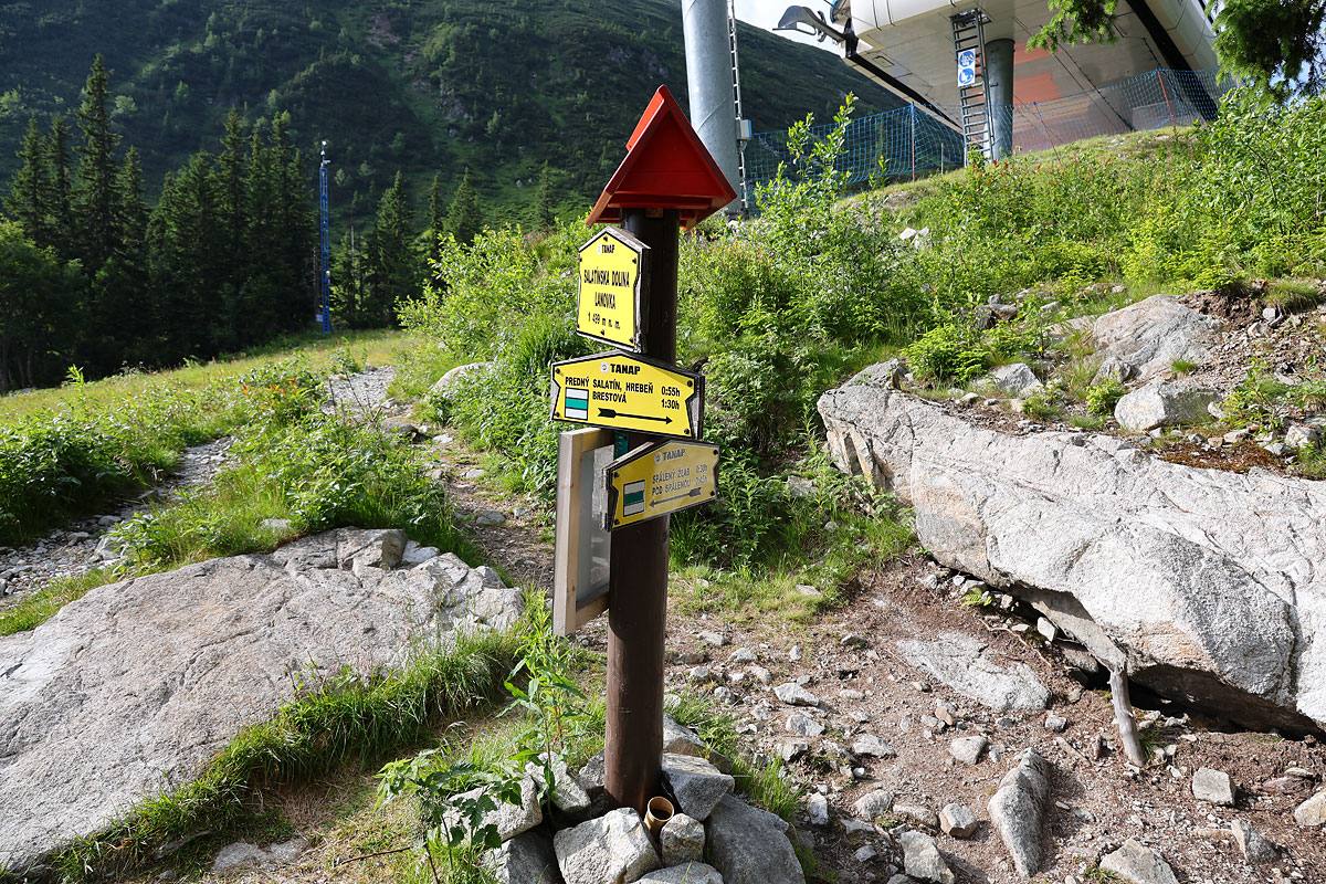 Drogowskaz przy górnej stacji wyciągu