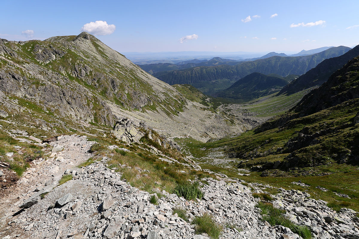 Dolina Spalona, z lewej Spalona Kopa